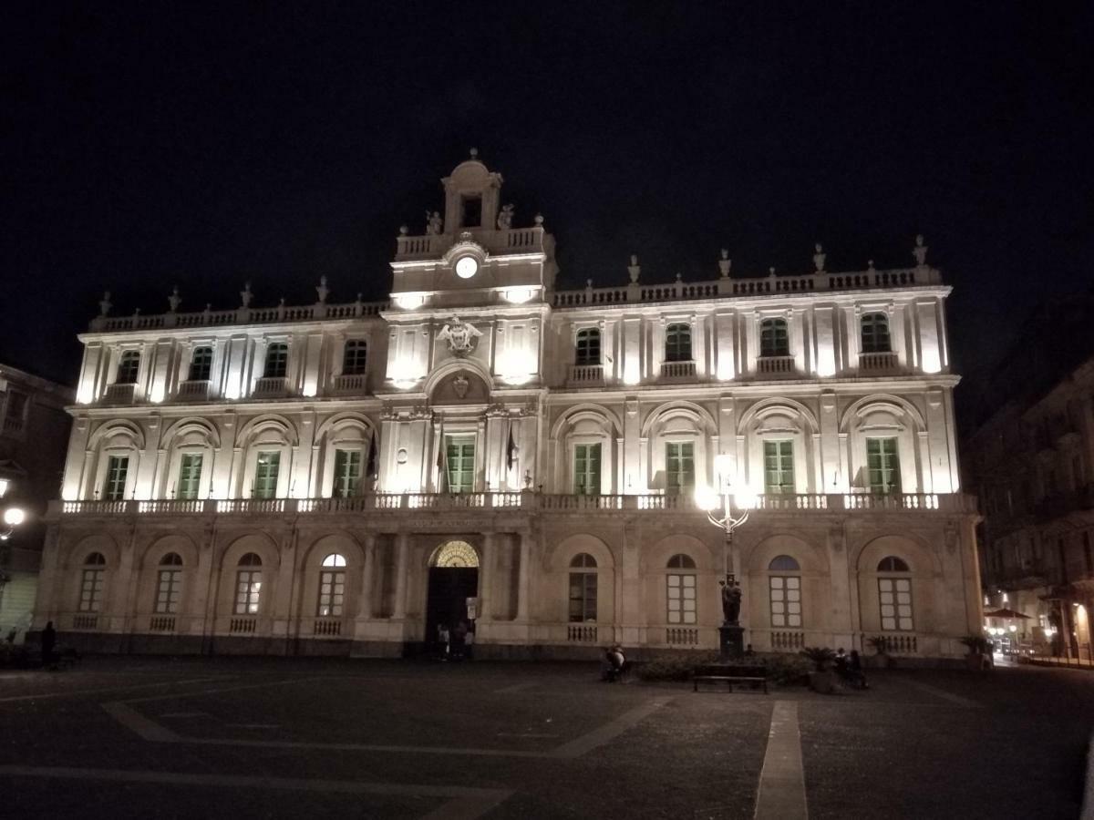 Suite Il Letto Sotto Il Tetto Catania Exterior foto