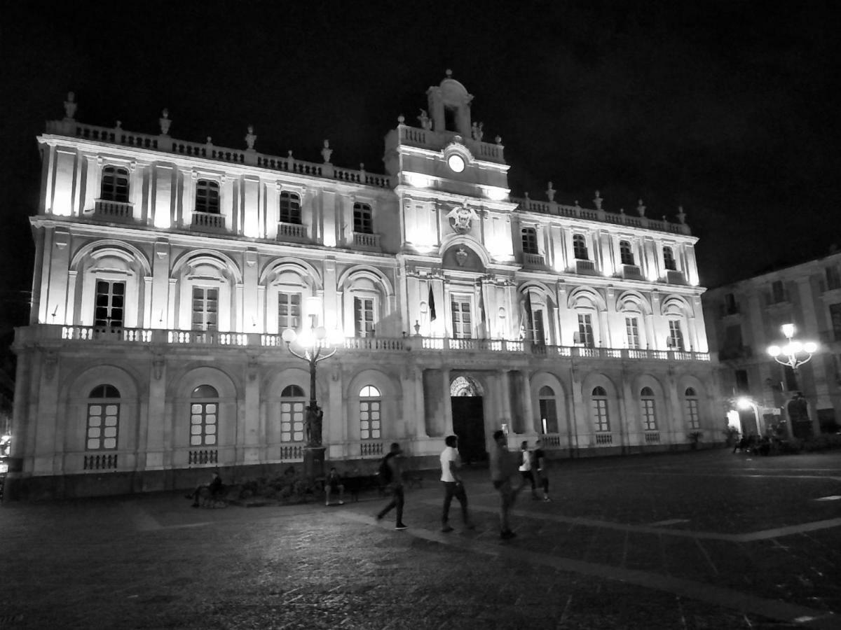 Suite Il Letto Sotto Il Tetto Catania Exterior foto